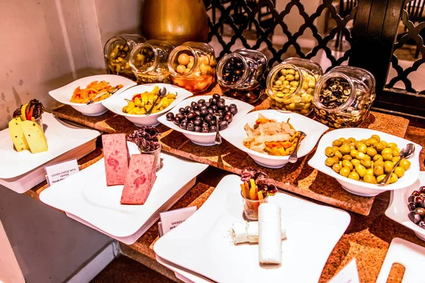 Разнообразные блюда шведский стол, набор винных закусок, оливки, сыр и другие закуски, итальянские антипасты на тарелке в Египте — стоковое фото