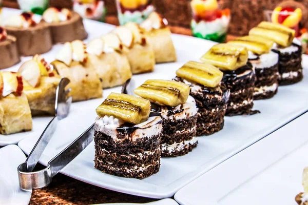Закрыть вкусный десерт пирожные Свежие красочные сладкие ягодные десерты, красиво оформленные в Египте Макади залива — стоковое фото