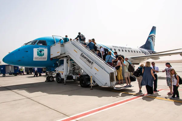 Cairo EGITTO 26.05.2018 - Egitto Aereo aereo in piedi per la posizione di parcheggio presso l'aeroporto internazionale di Kairo — Foto Stock