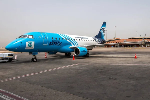 Cairo EGYPT 26.05.2018 - Egypt Air Airplane standing to parking position at the international airport of Kairo — Stok fotoğraf