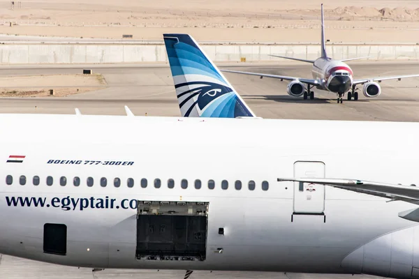 Каир, 26 ноября 2018 года - Самолет Egypt Air стоит на стоянке в международном аэропорту Каира. — стоковое фото