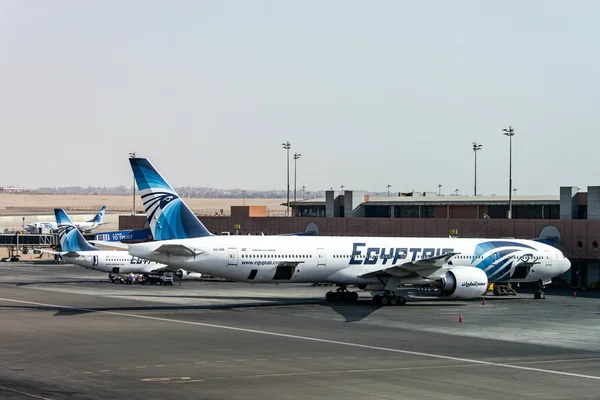 Каир, 26 ноября 2018 года - Самолет Egypt Air стоит на стоянке в международном аэропорту Каира. — стоковое фото