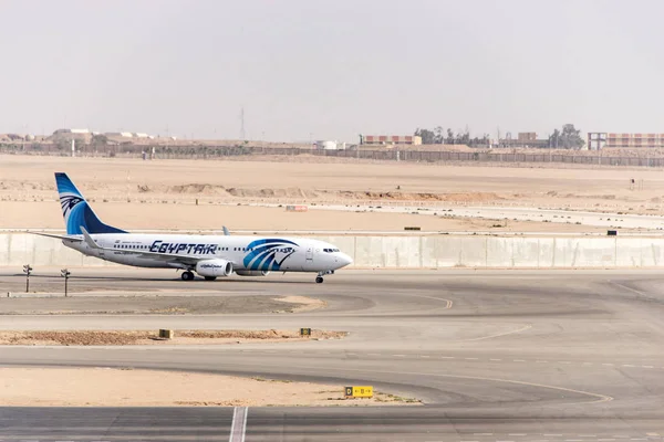 Каир, 26 ноября 2018 года - Самолет Egypt Air стоит на стоянке в международном аэропорту Каира. — стоковое фото