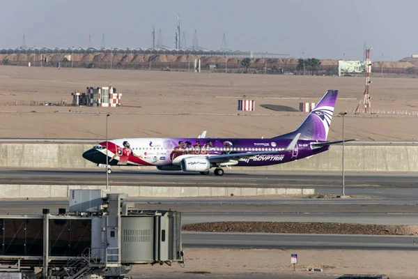 Каир, 26 ноября 2018 года - Самолет Egypt Air стоит на стоянке в международном аэропорту Каира. — стоковое фото