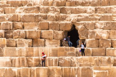 Giza, Mısır 25.05.2019 güvenlik görevlileri girişinde Kahire Mısır Giza'da piramit için