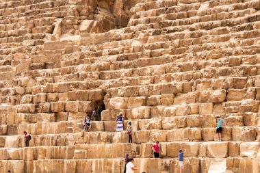 Giza, Mısır 25.05.2019 güvenlik görevlileri girişinde Kahire Mısır Giza'da piramit için