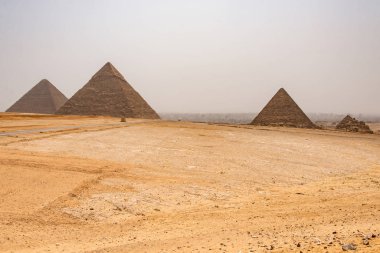Büyük Giza piramitleri çölde Cairo yakınındaki Mısır unesco kültür mirası