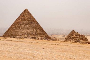 Büyük Giza piramitleri çölde Cairo yakınındaki Mısır unesco kültür mirası