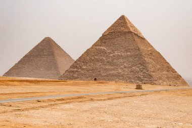 Büyük Giza piramitleri çölde Cairo yakınındaki Mısır unesco kültür mirası