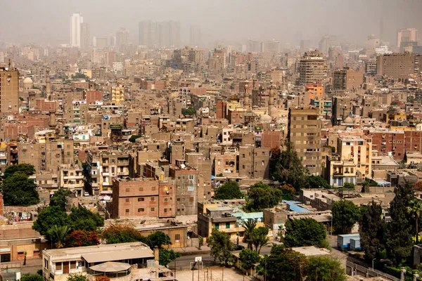 Luchtfoto uitzicht over de stad van Cairo, Egypte, Afrika. Cairo is de grootste stad op het Afrikaanse continent — Stockfoto