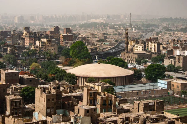 Luchtfoto uitzicht over de stad van Cairo, Egypte, Afrika. Cairo is de grootste stad op het Afrikaanse continent — Stockfoto