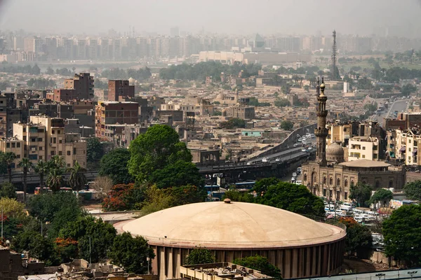 Luchtfoto uitzicht over de stad van Cairo, Egypte, Afrika. Cairo is de grootste stad op het Afrikaanse continent — Stockfoto