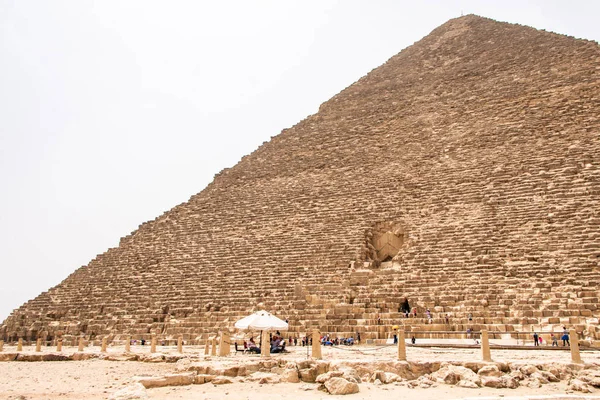 GIZA, EGIPTO 25.05.2019 Guardias de seguridad a la entrada de la pirámide en Giza en El Cairo Egipto — Foto de Stock