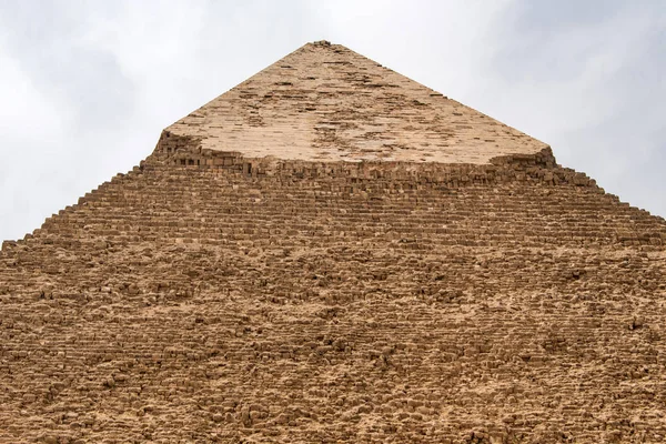 A gízai piramisok sivatagban közelében Cairo Egyiptom kulturális Világörökség — Stock Fotó