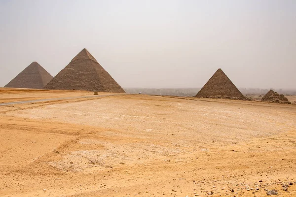 Velké pyramidy v Gíze poušť poblíž Káhiry v Egyptě památek UNESCO — Stock fotografie