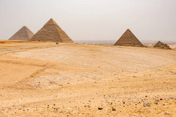 Las Grandes Pirámides del desierto de Giza cerca de El Cairo en Egipto patrimonio cultural de la Unesco — Foto de Stock