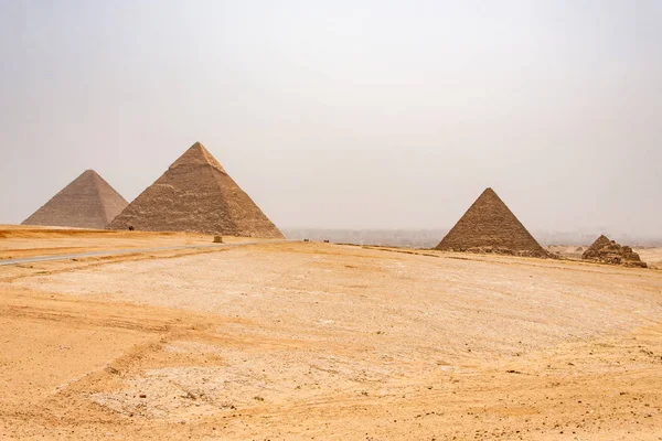 Las Grandes Pirámides del desierto de Giza cerca de El Cairo en Egipto patrimonio cultural de la Unesco — Foto de Stock