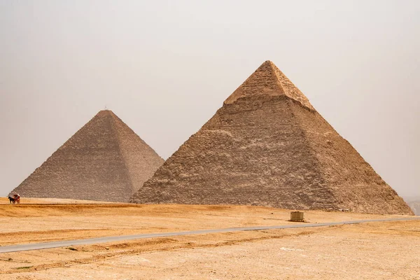 Le Caire, Égypte 25.05.2018 Les grandes pyramides du désert de Gizeh près du Caire en Égypte patrimoine culturel de l'Unesco — Photo