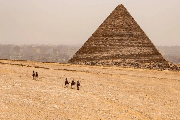 Cairo, Egitto 25.05.2018 Le Grandi Piramidi del deserto di Giza vicino al Cairo in Egitto patrimonio culturale unesco — Foto Stock