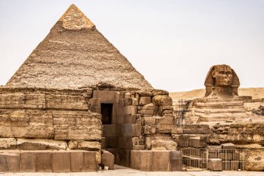 Mısır Büyük Sfenks tam vücut portre başı, Giza arka plan Mısır piramitleri ile kimse ile boş. kopya alanı
