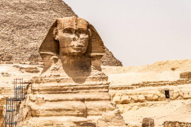 Mısır Büyük Sfenks tam vücut portre başı, Giza arka plan Mısır piramitleri ile kimse ile boş. kopya alanı