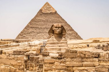 Mısır Büyük Sfenks tam vücut portre başı, Giza arka plan Mısır piramitleri ile kimse ile boş. kopya alanı