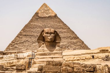 Mısır Büyük Sfenks tam vücut portre başı, Giza arka plan Mısır piramitleri ile kimse ile boş. kopya alanı