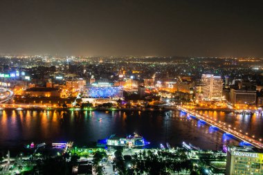 Nil Nehri ve köprü gece Kahire Kulesi - Mısır aydınlatılan Cairo Mısır 25.05.2018 havadan görünümü