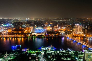 Nil Nehri ve köprü gece Kahire Kulesi - Mısır aydınlatılan Cairo Mısır 25.05.2018 havadan görünümü