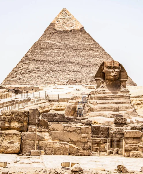 Cabeza de retrato de cuerpo completo de la Gran Esfinge egipcia, con pirámides de Giza de fondo Egipto vacío sin nadie. espacio de copia — Foto de Stock