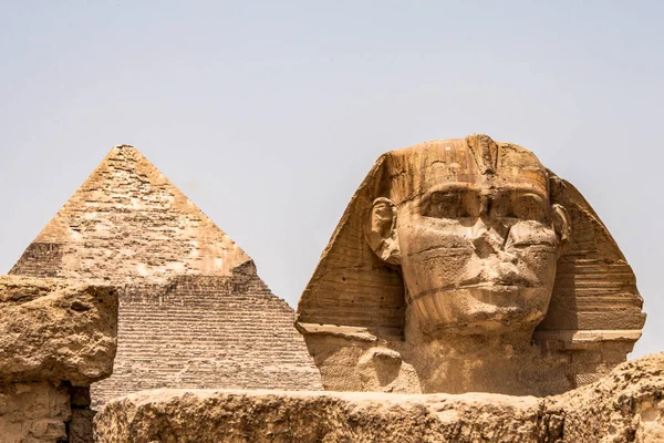 Egyptische groot Sphinx hoofdgedeelte portret hoofd, met de piramiden van Giza achtergrond Egypte leeg met niemand. kopie ruimte — Stockfoto