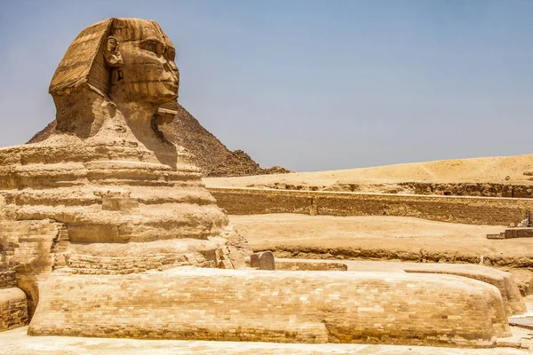 Grande Sfinge egiziana testa ritratto a corpo intero, con piramidi di Giza sfondo Egitto vuoto con nessuno. copia spazio — Foto Stock