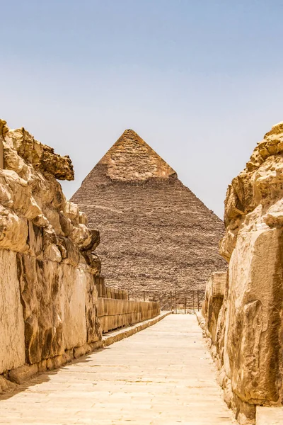 A gízai piramisok sivatagban közelében Cairo Egyiptom kulturális Világörökség — Stock Fotó