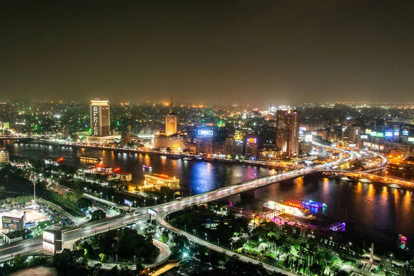 Nil Nehri ve köprü gece Kahire Kulesi - Mısır aydınlatılan Cairo Mısır 25.05.2018 havadan görünümü — Stok fotoğraf