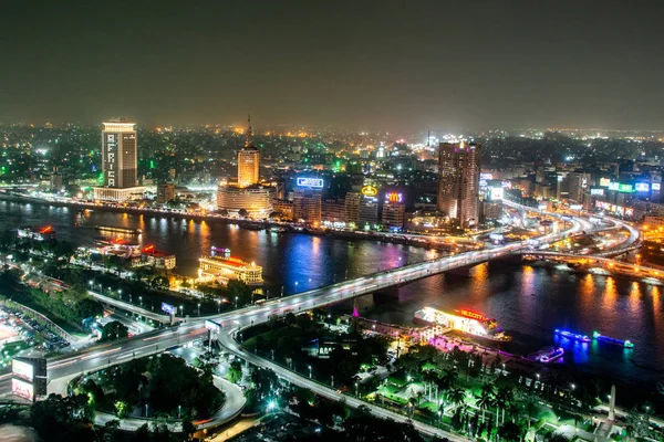 Nil Nehri ve köprü gece Kahire Kulesi - Mısır aydınlatılan Cairo Mısır 25.05.2018 havadan görünümü — Stok fotoğraf