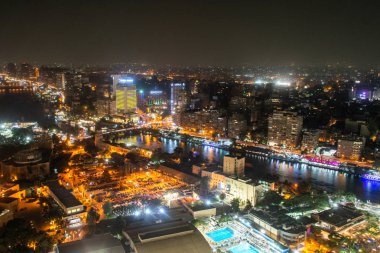 Nil Nehri ve köprü gece Kahire Kulesi - Mısır aydınlatılan Cairo Mısır 25.05.2018 havadan görünümü