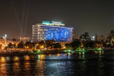 Cairo, Mısır - 25.05.2018 - Cairo manzarası geceleri aydınlatılan Nil Ritz Carlton Hotel gösterilen