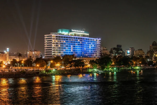 Cairo, Mısır - 25.05.2018 - Cairo manzarası geceleri aydınlatılan Nil Ritz Carlton Hotel gösterilen — Stok fotoğraf