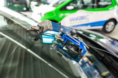 Wintec şirkette bozuk kırık ön cam tamir için tamir kullanýlýyor Koblenz Gerrmany 04.04.2018 adam