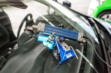 Wintec şirkette bozuk kırık ön cam tamir için tamir kullanýlýyor Koblenz Gerrmany 04.04.2018 adam