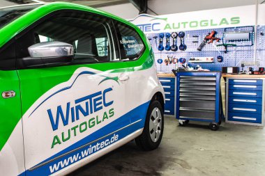 Wintec şirkette bozuk kırık ön cam tamir için Koblenz Gerrmany 04.04.2018 epairing donanımları