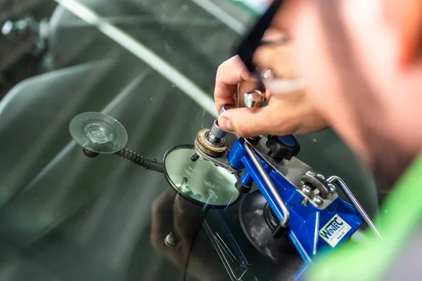 Wintec şirkette bozuk kırık ön cam tamir için tamir kullanýlýyor Koblenz Gerrmany 04.04.2018 adam