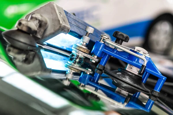 Wintec şirkette bozuk kırık ön cam tamir için tamir kullanýlýyor Koblenz Gerrmany 04.04.2018 adam