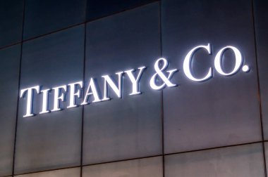 Tiffany Cos dükkanı bir Amerikan lüks mücevher ve özel perakendeci Pekin'de Bejing Çin 23.02.2019 Tiffany Co logo
