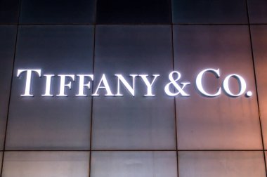 Tiffany Cos dükkanı bir Amerikan lüks mücevher ve özel perakendeci Pekin'de Bejing Çin 23.02.2019 Tiffany Co logo