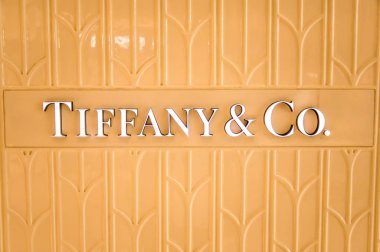 Tiffany Cos dükkanı bir Amerikan lüks mücevher ve özel perakendeci Pekin'de Bejing Çin 23.02.2019 Tiffany Co logo