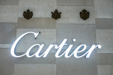 Şehrin kalbinde lüks alışveriş merkezinde Bejing Çin 23.02.2019 Cartier mağazası logosu