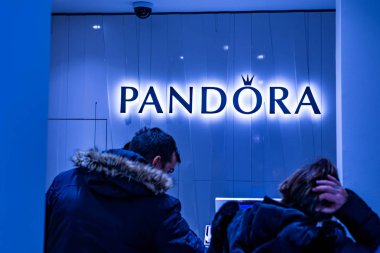 Şehrin kalbinde lüks alışveriş merkezinde Bejing Çin 23.02.2019 Pandora mağaza logosu