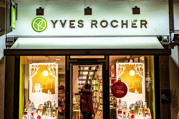 Бонн, Германия 17.12.2017 Люди посещают косметический магазин Yves Rocher. Ив Роше был основан в 1959 году. — стоковое фото