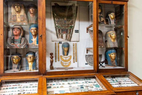 カイロ、エジプト、25.05.2018 の中の博物館の古代エジプト古代アートワークの豊富なコレクションに家 — ストック写真